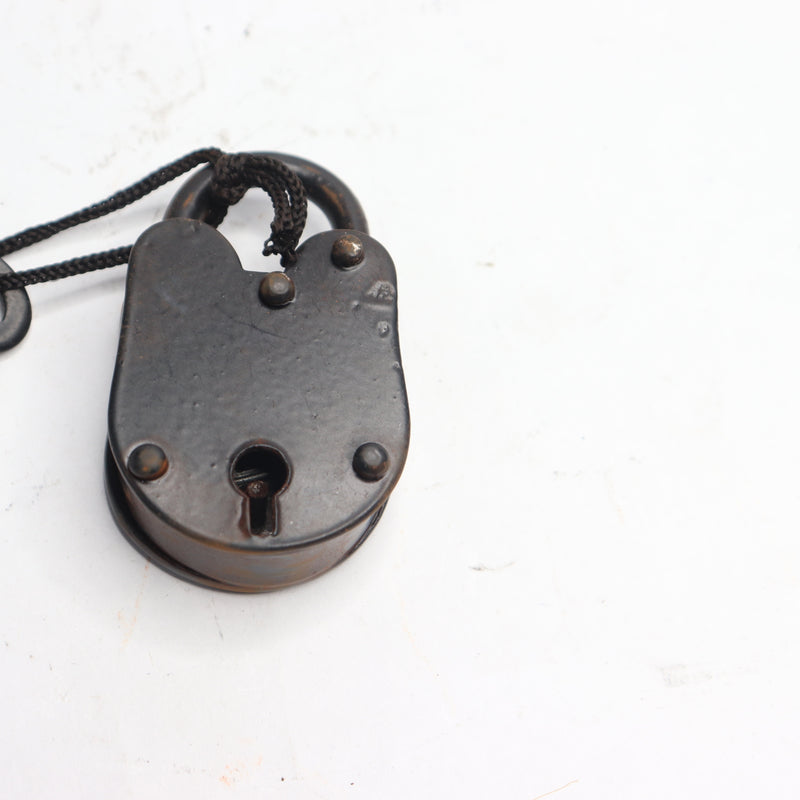 Old Style Pirate Padlock with 2 Keys 2.75" High x 3/4" Wide